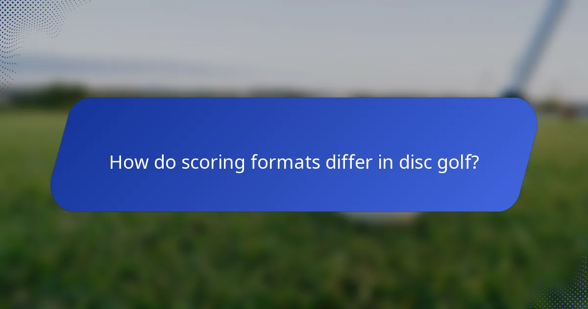 How do scoring formats differ in disc golf?