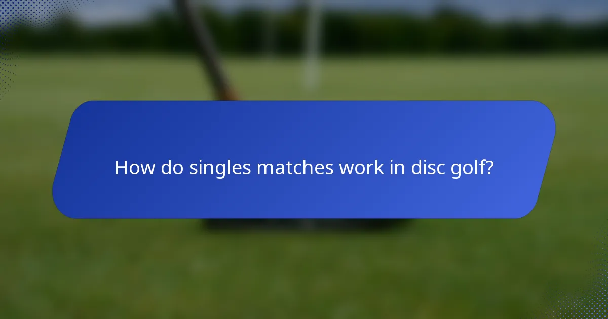 How do singles matches work in disc golf?