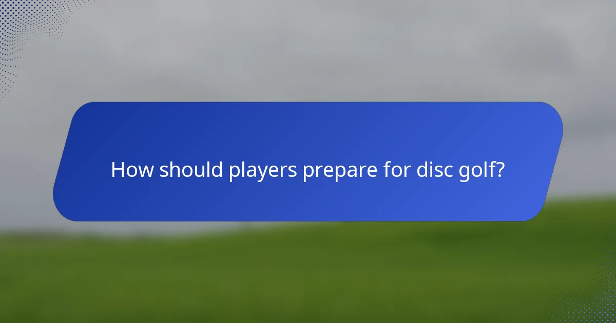 How should players prepare for disc golf?