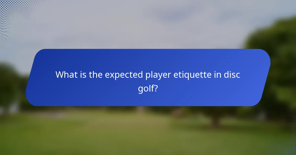 What is the expected player etiquette in disc golf?